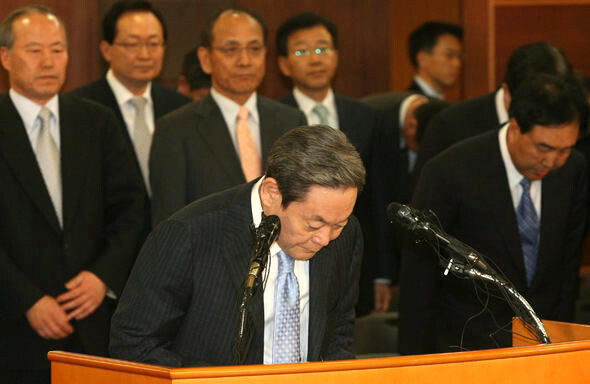 Samsung Electronics Chairman Lee Kun-hee bows his head as he issues a public apology to the nation regarding maintenance of a private slush fund on Apr. 22