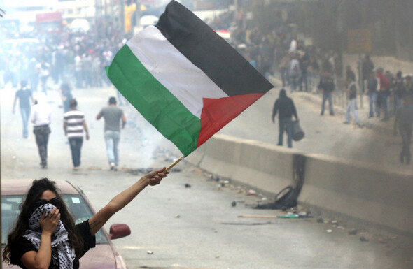 팔레스타인 시위대가 5월15일 '나크바(대재앙)의 날'을 맞아 서안 지역과 예루살렘 사이의 이스라엘 검문소 앞에서 이스라엘의 점령에 항의하는 시위를 하고 있다. 연합 AFP