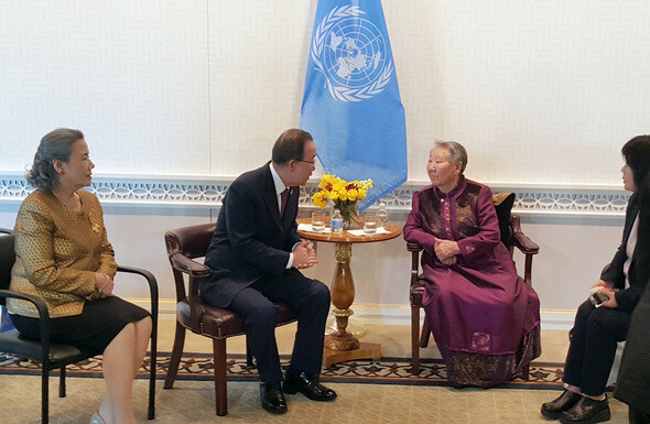 UN Secretary General meets with comfort woman survivor Gil Won-ok at UN headquarters in New York