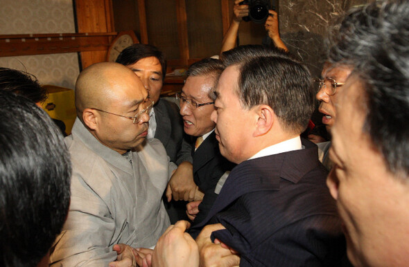 » 이명박 정부의 종교 편향 논란이 크게 불거졌던 2008년 9월, 어청수 당시 경찰청장이 대구 동화사를 방문했다가 불교계 관계자들의 항의를 받고 있다. 한겨레 신소영 기자