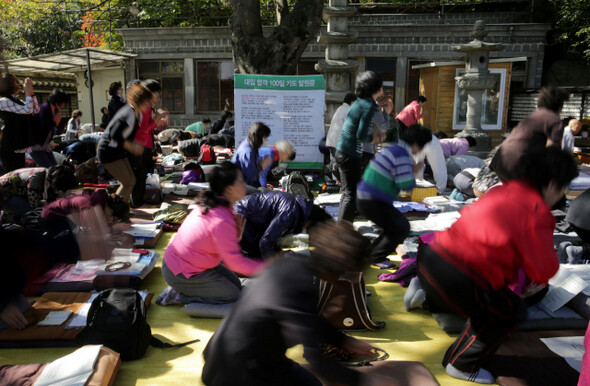 수능시험일을 20여일 앞둔 12일 오전 서울 강북구 우이동 도선사를 찾은 학부모들이 자녀들의 수능 고득점을 기원하며 기도를 하고 있다. 2012.10.12 탁기형 선임기자 khtak@hani.co.kr