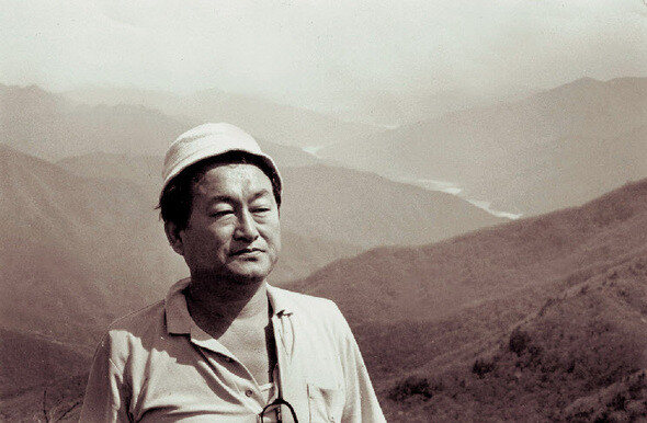 1986년 5월 지리산에서 진행된 한길사 주최 역사기행에 참가한 박현채 선생이 상념에 잠겨 있다. 한겨레 자료