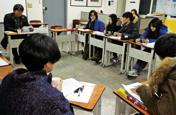 지식순환협동조합 대안대학의 개강날인 지난 1월12일, 서울 은평구 녹번동 강의실에서 ‘자본주의의 역사와 미래’ 강의가 진행됐다. 원으로 둘러앉은 이들이 서로를 가르치고 배우는 시간이다.