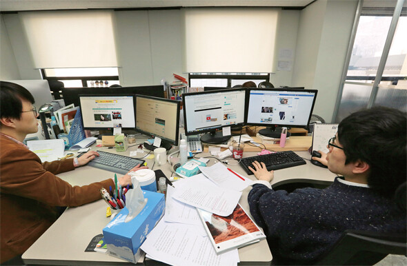 지난 3월25일 오후 서울 종로구 도렴빌딩에 위치한 〈허핑턴포스트 코리아〉 사무실에서 원성윤 에디터(왼쪽)와 박세회 에디터(오른쪽)가 작업을 하고 있다.
