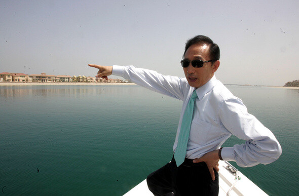 2007년 4월11일 이명박 당시 한나라당 대선 후보가 배편으로 두바이 인공섬인 팜 아일랜드 건설현장을 둘러보고 있다. 국회사진기자단