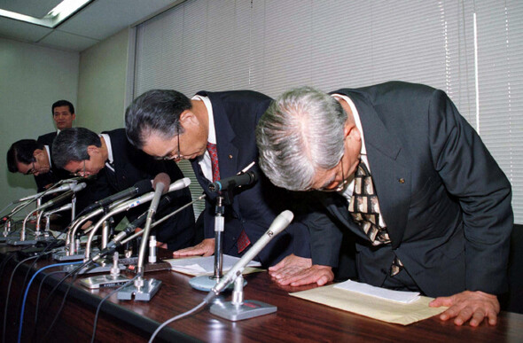 일본발 거품 붕괴의 그림자는 길고 짙었다. 1990년대 부동산 거품이 꺼지면서 생긴 부실채권으로 은행과 증권사 등 일본의 금융업계는 심한 홍역을 앓았다. 1997년 11월 자진 폐업을 신고한 야마이치증권의 경영진들이 기자회견장에서 고개를 숙이며 사죄하고 있다. REUTERS