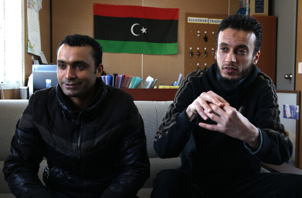 이집트인 샤반 하무다와 리비아인 조아하리 모하메드가 3월3일 인천 연수구 송도에 있는 모하메드의 사무실에서 아랍권 민주화 시위에 대해 열변을 토하고 있다. <한겨레21> 류우종 기자