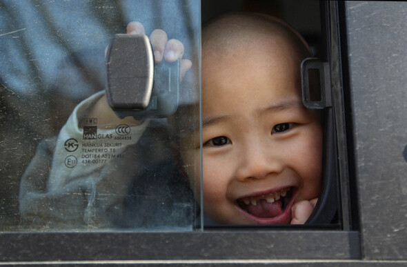 묘우는 유치원에 다닌다. 아침 8시께 통학차에 오른 묘우 스님이 창문을 열고 알은척하며 활짝 웃고 있다.