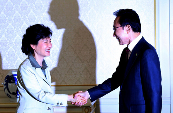 6월3일 청와대에서 이명박 대통령(오른쪽)과 박근혜 전 한나라당 대표가 오찬 회동을 위해 만나 악수를 나누고 있다. 청와대사진기자단
