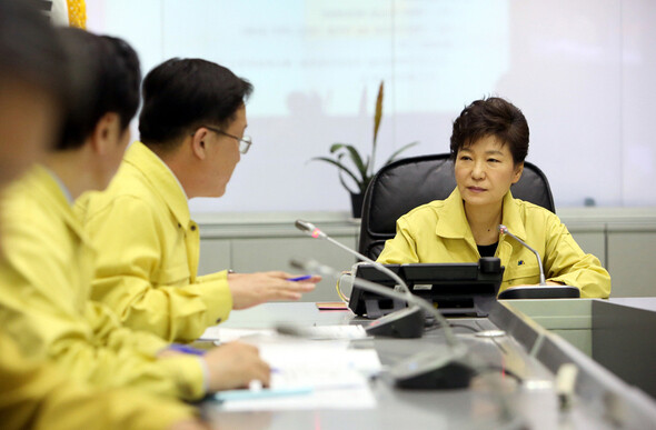 President Park Geun-hye is briefed on the Sewol ferry sinking at 5:30 pm on Apr. 16