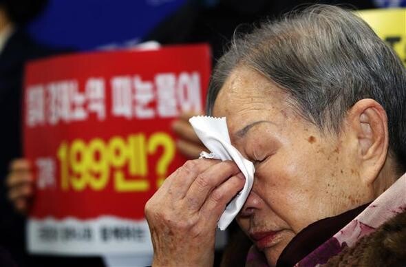 Kim Jae-rim wipes away tears during a press conference condemning the Japanese government’s decision to pay seven former members of the labor corps 99 yen (US$0.89) to compensate them for their disenrollment from the welfare and pension system