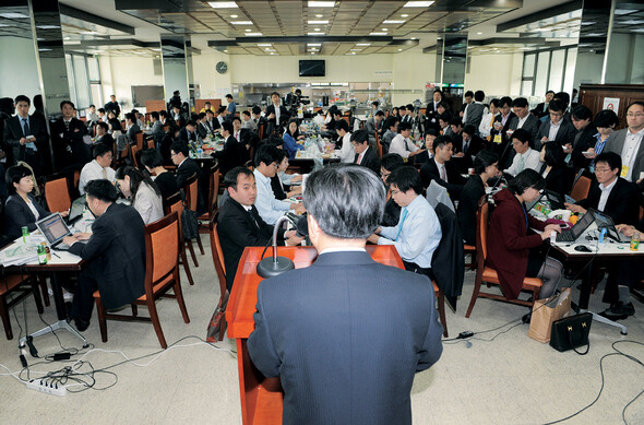 대검 홍만표 수사기획관의 노무현 전 대통령 관련 수사 브리핑을 듣고 있는 기자단의 모습. 사진공동취재단