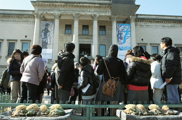 전국교직원노동조합 해직 조합원에는 학생들을 일제고사를 치르는 대신 체험학습에 참여하게 했다는 이유로 해직된 교사들이 있다. 일제고사는 평가 결과 조작 등 문제점이 드러났고 이후 폐지되거나 축소됐다. 2008년 일제고사가 치러진 날 체험학습을 하는 학생들.