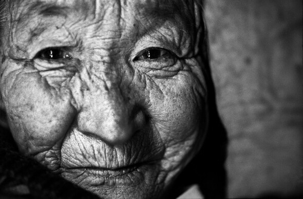 1996년 당시 77살이던 박옥년 할머니는 공장에서 세탁일을 하거나 부상병을 돌보기 위해 모집돼 일본으로 간다고 생각했다. 하지만 남태평양 라불섬에 도착한 뒤 일본군 위안소에서 3년 동안 성노예 생활을 강요당했다. 1996년 여름. 김영희