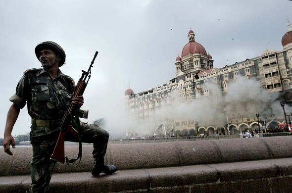 ‘성동격서?’ 지난 11월29일 사흘에 걸친 유혈극이 막바지에 다다를 무렵 화재로 뿌연 연기에 휩싸인 인도 뭄바이의 타지마할 호텔 앞에서 소총을 든 인도군 병사의 표정이 처연하다. 연합/AP PHOTO/ DAVID GUTTENFELDER