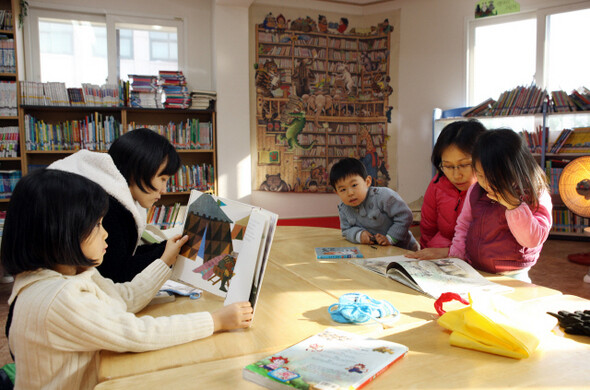 도서관이 부족했던 서울 도봉구에선 2004년부터 주민들의 자발적인 참여로 마을 사랑방 역할을 하는 작은 도서관이 4곳이나 생겼고, 구청도 어린이 도서관을 짓기 시작했다. 1월5일 도봉구의 첫 마을 도서관인 ‘초록마을 도서관’에서 도봉 1동 주민과 어린이들이 책을 읽는 모습.