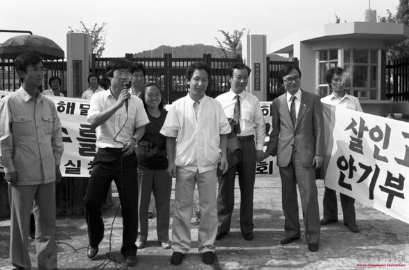 김근태 민주통합당 상임고문은 이 땅의 민주화에 온몸을 던진, 민주화의 산 증인이었다. 1988년 6월30일 경북 김천교도소에서 석방된 뒤 환영식을 하는 모습. 그는 수감 전 서울 남영동 대공분실에서 이근안 전 경감에게 끔찍한 고문을 당했던 일을 “짐승의 시간”이라고 회고했다. 민주화운동기념사업회 제공