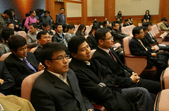 지영준·박지웅·신성수 전 군법무관(왼쪽부터)이 2010년 10월28일 서울 종로구 재동 헌법재판소 안에서 국방부 볼온서적 선정에 대한 헌법소원 결과를 기다리고 있다. 이날 헌재는 합헌 결정을 내렸다. <한겨레> 이종근 기자