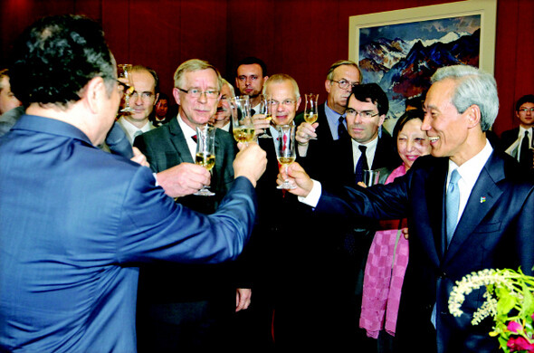 외교정보 비공개를 일삼아온 외교통상부는 론스타가 지난 5월22일 제출한 한국의 ‘1호 투자자-국가소송제(ISD) 사건’ 중재의향서도 공개하지 않기로 결정했다. 2011년 7월1일 한-유럽연합(EU) 자유무역협정(FTA) 잠정 발효를 축하하는 김종훈 당시 통상교섭본부장(현 새누리당 의원·맨 오른쪽) <한겨레> 김정효 기자