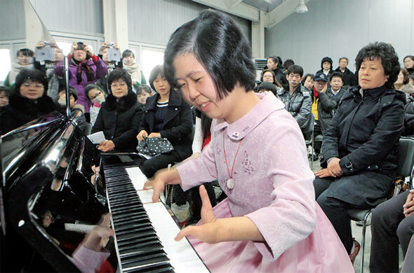 인간의 한계는 어디까지일까. 네 손가락 피아니스트 이희아씨가 2010년 12월 서울 동작구 동작관악적십자봉사관 강당에서 열린 ‘희망음악회’에서 을 연주하고 있다.한겨레 강재훈