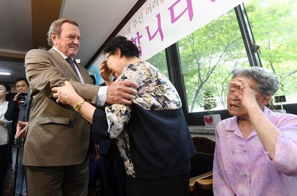 Former German Chancellor Gerhard Schroeder with the comfort woman statue at the House of Sharing in Gwangju