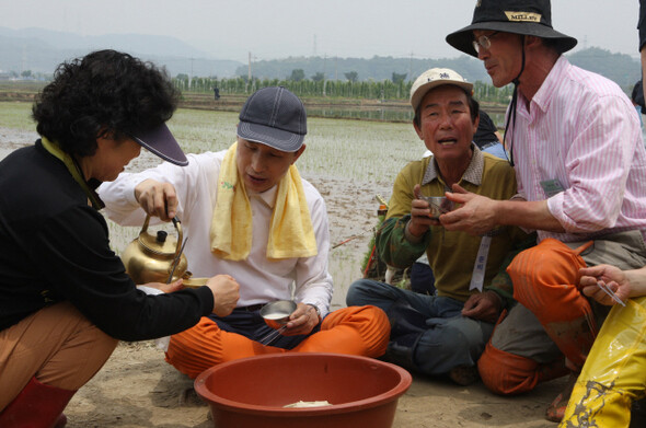이명박 대통령이 2009년 5월20일 경기 안성의 농촌을 찾아 농민들과 막걸리를 마시고 있다. 사진 청와대사진기자단