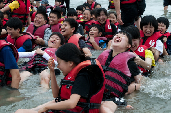 Korean and Chinese students participating in the ‘Maritime Rainbow School’ receive training to help them adapt to being at sea on July 23 at Songho students‘ training camp in Haenam County