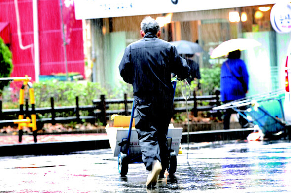 김동욱씨는 비가 오는 궂은 날씨에도 어김없이 폐지를 주우러 다녀야 한다. 그렇지 않으면 다른 사람이 가져가기 때문이다.