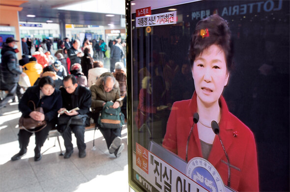지난 1월12일 박근혜 대통령의 신년 기자회견 장면이 서울역사 안에 있는 TV를 통해 생중계되고 있다.  한겨레 김성광 기자