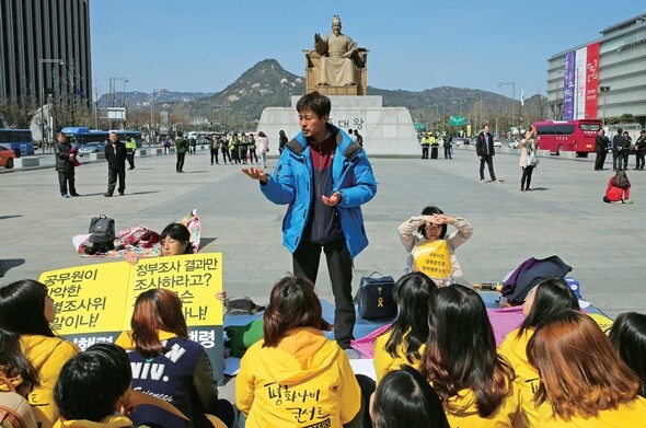 ‘유민 아빠’ 김영오씨가 지난 4월1일, 서울 광화문광장을 찾은 시민들과 이야기를 나누고 있다. 그는 3월30일부터 이 광장에서 노숙농성을 하고 있다.