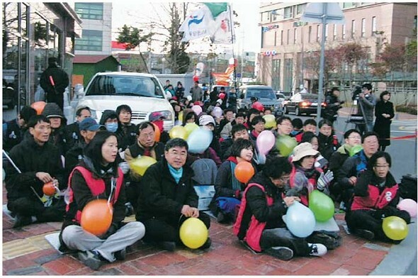 지난 11월28일 서울 신대방동 기륭전자 신사옥 앞에서 첫 집회가 열렸다. 기륭전자 비정규 노동자들과 각종 연대단체들이 모여 풍선을 들고 구호를 외쳤다. 기륭전자분회 제공