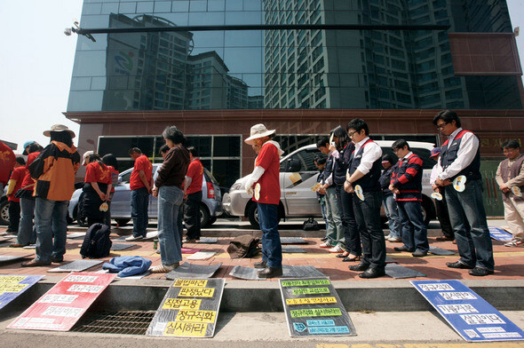 4월29일 서울 구로디지털단지 안 기륭전자를 찾아간 ‘질주2009’ 단원들이 비정규직 노동자들의 정규직화 등을 촉구하는 집회에 참여하고 있다. “너희가 아닌 우리의 세상을 향한 질주”라는 구호를 내세운 질주 단원들은 9박10일 동안 전국 각지의 장기투쟁 사업장들을 돌아다니며 연대를 실천했다. 사진 <한겨레21> 윤운식 기자