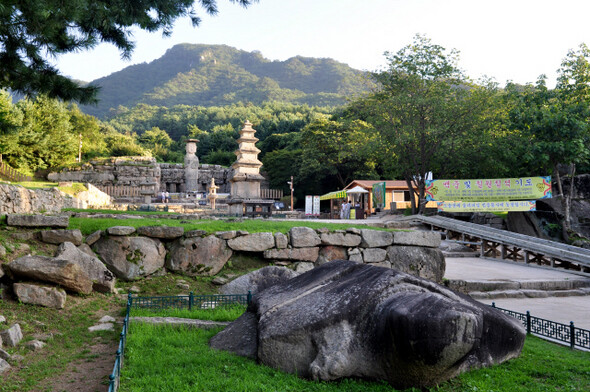 하늘재 충주 쪽 들머리의 미륵리사지. 석굴암을 닮은 절은 신라 마의태자가 국권 회복을 다짐하며 세웠다고도 하고, 고려 왕건이 북벌의 의지를 위해 세웠다고도 한다.