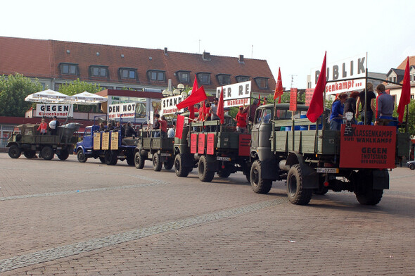 ‘붉은 열차’를 이루는 다섯 대의 트럭이 독일 헤센주 하나우 시내를 통과하고 있다. 
