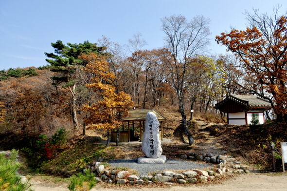 임도와 등산로가 만나는 박달령 고갯마루. 태백산신을 모시던 산령각은 ‘박달령산신신위’라는 위패가 놓여 있다.