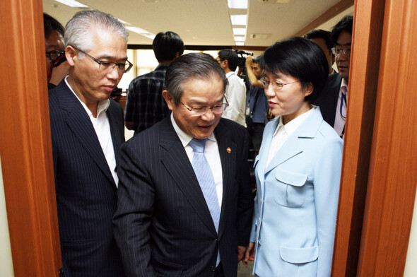 박영준 국무 차장을 정점으로 한 ‘사조직 의혹’의 끝은 어디인가. 7월9일 총리실을 방문한 민주당 특별조사위원회 소속 의원들이 권태신 국무총리 실장(가운데)에게 이야기하고 있다. 한겨레21 정용일 기자