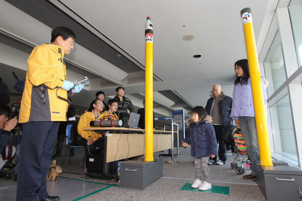 한국 정부는 3월17일부터 일본 입국자들을 상대로 방사능 오염 검사를 시작했다. 한겨레 신소영