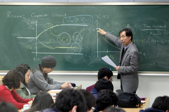 지난 4월13일 대전 카이스트의 한 강의실에서 영어로 수업이 진행되고 있다. 카이스트 학생들은 이날 비상학생총회를 열어 '전면 영어 강의 방침 개정' 안건을 가결했다.