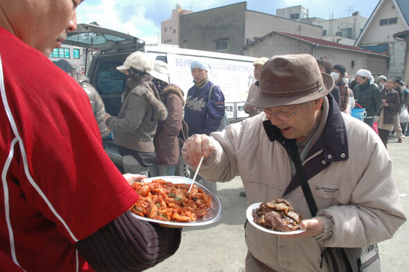 » 지난 3월23일 재일동포들이 미야기현에서 야키니쿠(불고기)를 이재민들에게 나눠주고 있다. NPO 우리학교 제공