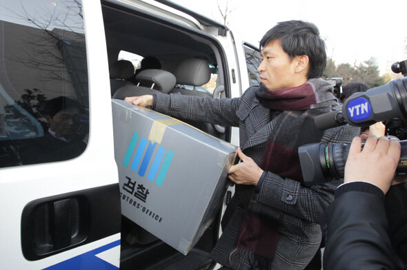 검찰 특별수사팀 수사관 가운데 한 명이 12월15일 오후, 서울 여의도 국회 의원회관 최구식 한나라당 의원 사무실을 전격 압수·수색한 뒤 짐을 옮기고 있다. <한겨레> 강창광 기자