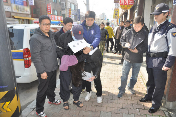 » 경기 수원 20대 여성 납치·살해 사건 용의자인 재중동포 우아무개씨가 지난 4월5일 사건 현장에서 범행을 재연하고 있다. 수원중부경찰서 제공