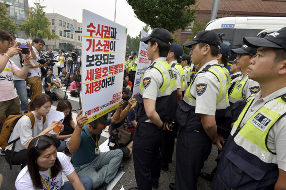 세월호 특별법 제정을 위한 유가족들의 투쟁에서 언론이 중립을 지킨다는 것은 어떤 의미일까. 〈한겨레21〉은 가족·시민들과 함께하는 2박3일의 동조단식을 통해 세월호 국민농성의 의미를 제3의 외부자가 아니라 상처받은 내부자의 시선에서 함께 보고자 했다. 한겨레21 탁기형 선임기자 khtak@hani.co.kr