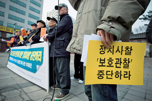 국가보안법 위반으로 1심에서 징역 1년6개월과 집행유예 3년, 보호관찰을 선고받은 이창호 조국통일범민족연합 회원이 2월24일 오전 서울 중구 세종로 대한문 앞에서 열린 시위에 참가해 손피켓을 들고 있다. 한겨레 김성광 기자