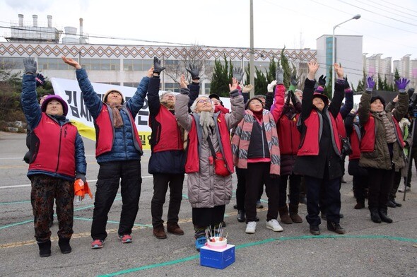 12월15일 오전 10시, 경남 밀양과 청도에서 온 할매·할배들이 스타케미칼 굴뚝 위를 향해 손을 흔들고 있다. 박승화 기자