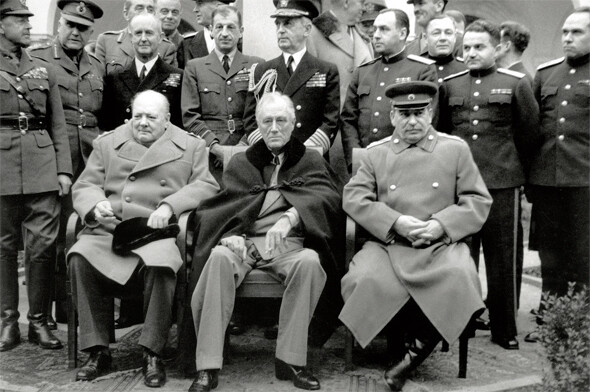 1945년 2월4일, 제2차 세계대전 종전 뒤 영국 총리 윈스턴 처칠(왼쪽부터), 미국 대통령 프랭클린 루스벨트, 소련 서기장 이오시프 스탈린이 소련 흑해 연안의 항구도시 얄타에 모여 전후 처리 문제에 대해 회담을 열었다. 통상적으로 이 얄탸회담을 시작으로 동서 냉전이 시작됐다고 본다. 한겨레