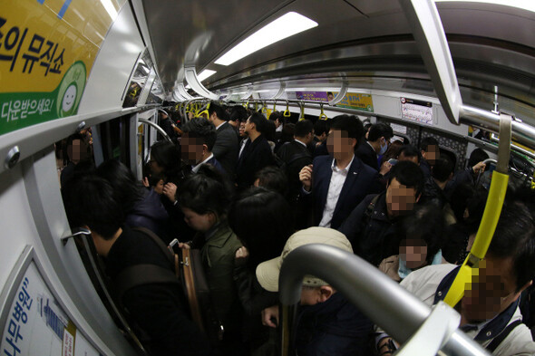 서울 지하철 9호선에 탄 승객들이 차량 안을 메우고 있다. 이정아 기자 leej@hani.co.kr