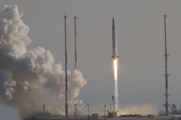 South Korea’s Naro-1 carrier rocket launches from Goheung County, South Jeolla Province, on Jan. 30, 2013. (photo pool)