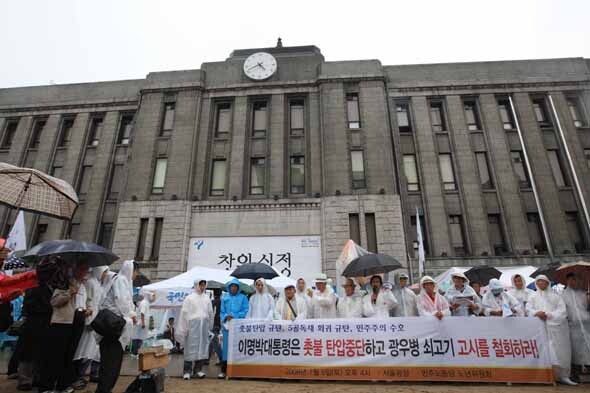 5일 오후 광화문에서 미국산 쇠고기 수입반대 촛불집회를 마친 참가자들이 평화행진을 하고 있다다. 이날 집