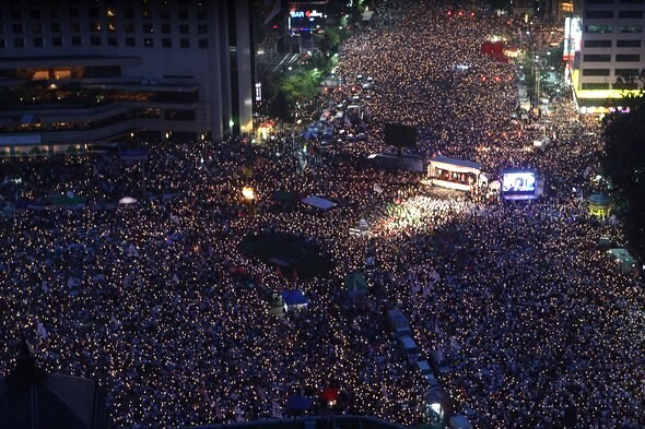 민주당 의원들이 5일 오후 촛불집회가 열리고 있는 서울 시청 앞 광장에서 가축전염병예방법 개정을 위한 국민 서명을 받고 있다. 신소영 기자 viator@hani.co.kr
