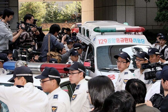 숨이 멈춘 그의 몸을 실고 가는 후송차. 한겨레 신소영 기자